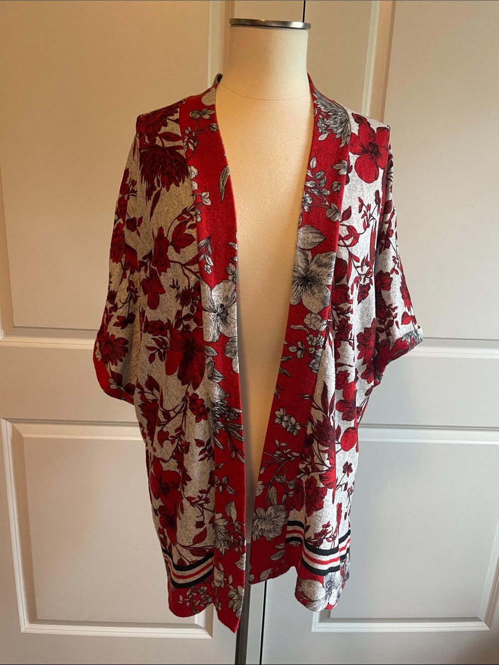 Bobeau Red and Cream Floral Open-Front Kimono Size Medium